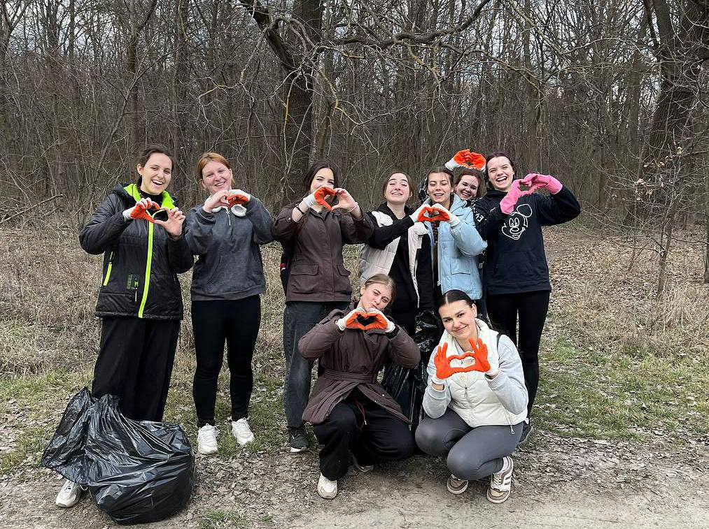 ВІТЕР, РУКАВИЦІ, СМІХ: ЯК ПЕРШОКУРСНИКИ ПЕДАГОГІЧНОГО ПРИБИРАЛИ ДОВКІЛЛЯ