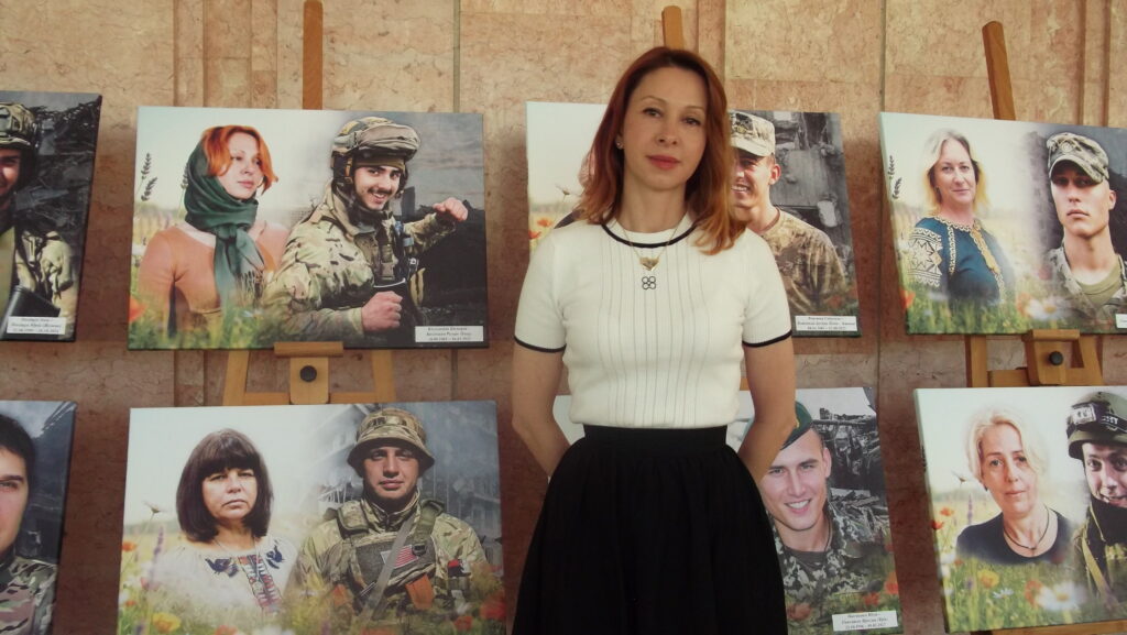 «СЕРЦЕ МАТЕРІ ВОЇНА»: ВИСТАВКА ФОТОКОЛАЖІВ, ПРИСВЯЧЕНА ГЕРОЯМ
